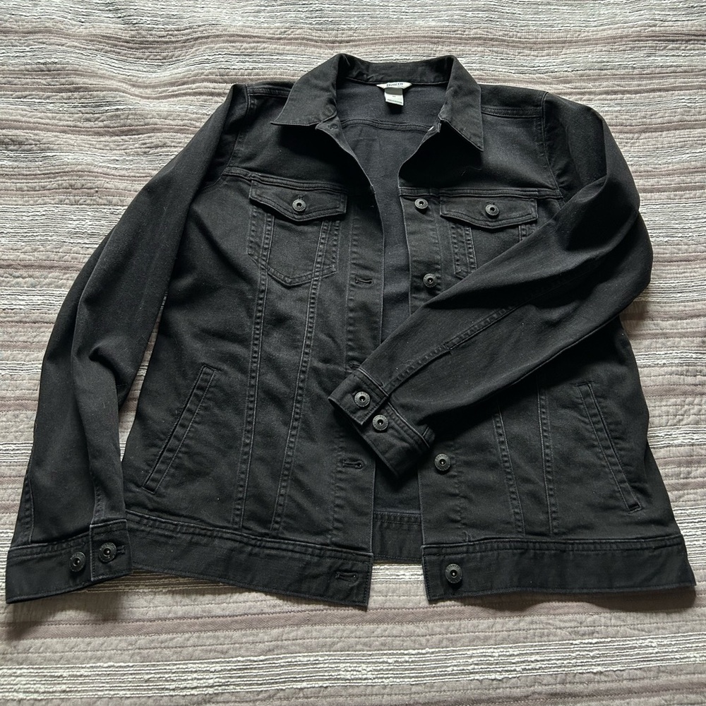 Duluth women’s black jean jacket medium